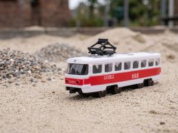 Električka 17cm na zotrvačník 3farby v 12ks v DBX (1)